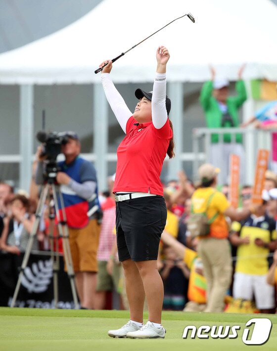 본문 이미지 - 골프 대표팀 박인비가 20일(현지시간) 브라질 리우데자네이루 올림픽 골프 코스에서 열린 2016리우하계올림픽 여자 골프 4라운드 18번홀에서 최종합계 16언더파 268타를 기록하며 금메달을 확정지으며 환호하고 있다.(대한체육회 제공)2016.8.21/뉴스1