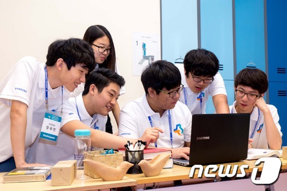 (서울=뉴스1) = 21일 경기 용인에 위치한 '삼성전자 인재개발원'에서 사회공헌 공모전 ‘삼성 투모로우 솔루션 (Samsung Tomorrow Solutions)' 결선에 진출한 …