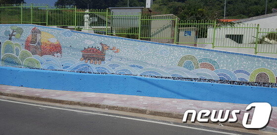 본문 이미지 - 한산도 14개마을에 5개의 탐방코스에는 역사해설판과 함께 벽화로 꾸며졌다.ⓒ News1