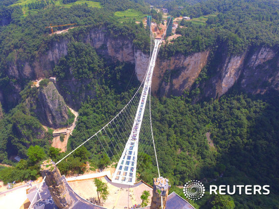 (장자제 로이터=뉴스1) 최종일 기자 = 중국 후난성 장자제(張家界·장가계) 대협곡을 잇는 세계에서 가장 높은 곳에 위치한 유리다리가 완공돼 20일(현지시간) 시범 운영에 들어갔다 …