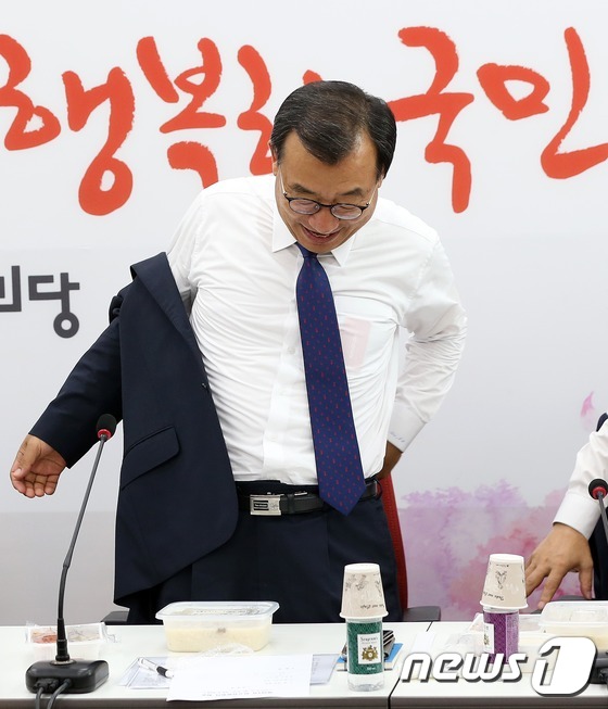 (서울=뉴스1) 손형주 기자 = 이정현 새누리당 대표가 22일 오전 서울 여의도 국회에서 열린 최고위원회 회의에서 자켓을 벗고 있다. 2016.8.22/뉴스1