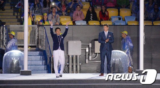 본문 이미지 - 남미 첫 올림픽으로 기록된 2016 리우 올림픽의 폐막식이 17일간의 열전을 마치고 22일(현지시간)브라질 리우데자네이루의 마라카낭 경기장에서 성대하게 펼쳐지고 있다. 신임 IOC 선수위원으로 선출된 탁구 선수 출신의 유승민이 소개되고 있다..2016.8.22/뉴스1 ⓒ News1 이동원 기자