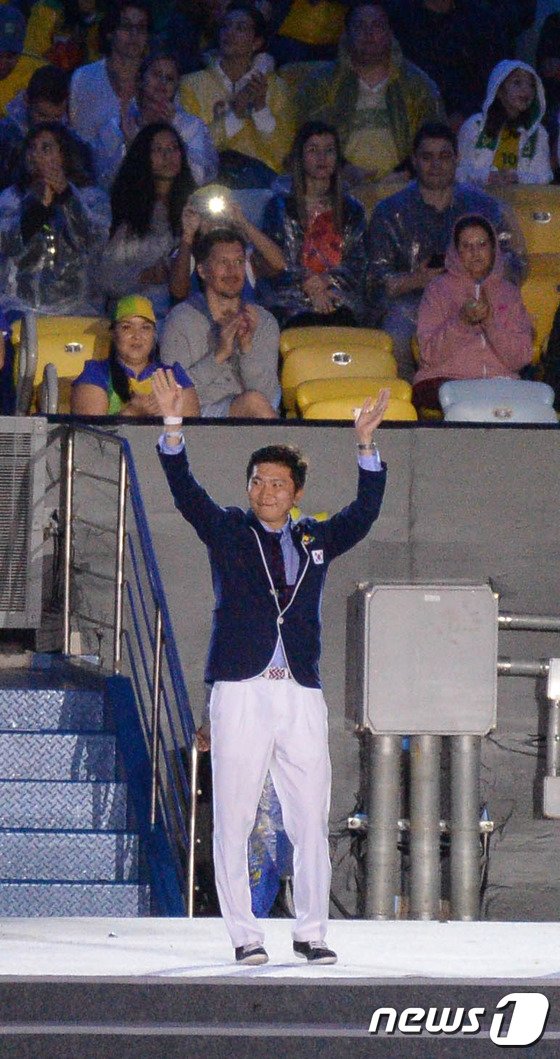 본문 이미지 - 신임 IOC 선수위원으로 선출된 탁구 선수 출신의 유승민이 2016 리우데자네이루 올림픽 폐회식에서 소개되고 있다. 2016.8.22/뉴스1 ⓒ News1 이동원 기자