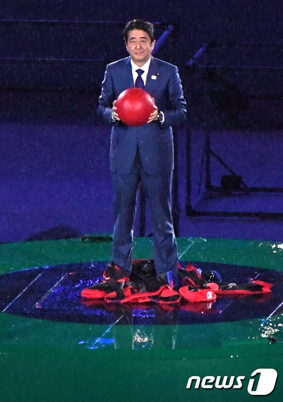 본문 이미지 - 21일(현지시간) 브라질 리우데자네이루 마라카낭 주경기장에서 열린 2016리우하계올림픽 폐막식에서 2020년 올림픽 개최지인 일본의 아베신조 총리가 깜짝 등장하고 있다.2016.8.22/뉴스1 ⓒ News1 이광호 기자