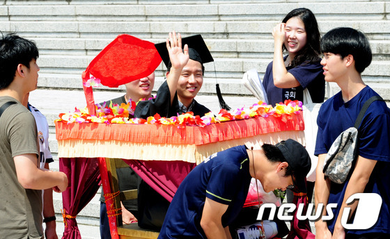 (전주=뉴스1) 문요한 기자 = 22일 열린 전북 전주시 전북대학교 2015학년도 후기 학위수여식에서 한 동아리 회원들이 졸업생에게 꽃가마를 태워주고 있다.2016.8.22/뉴스1 …