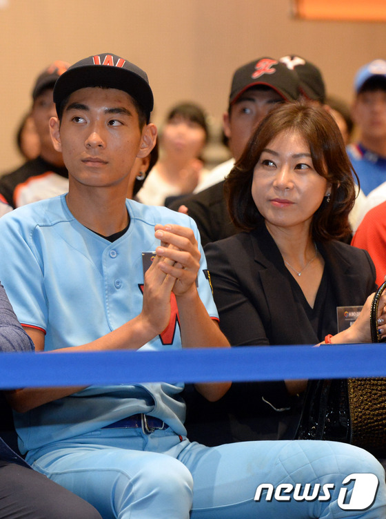 (서울=뉴스1) 최현규 기자 = 22일 오후 서울 양재동 더케이호텔에서 열린 '2017 KBO 신인 드래프트 행사'에서 넥슨 히어로즈의 1차지명을 받은 이종범의 아들 이정후(휘문고 …