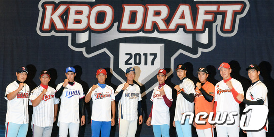 (서울=뉴스1) 최현규 기자 = 22일 오후 서울 양재동 더케이호텔에서 열린 '2017 KBO 신인 드래프트 행사'에서 각 구단의 1차 지명을 받은 선수들이 기념촬영을 하고 있다. …
