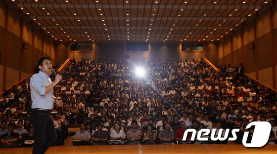 (서울=뉴스1) 오대일 기자 = 23일 서울 강남구 코엑스에서 열린 교육전문기업 이투스교육 자회사 이투스ECI의 중등수학학원 론칭 및 가맹사업설명회에서 강성진 이투스ECI 대표가 …