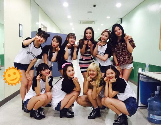 본문 이미지 - 걸그룹 오마이걸이 선배 걸그룹 파파야와 함께 찍은 사진을 공개했다. ⓒ News1star / 오마이걸 SNS
