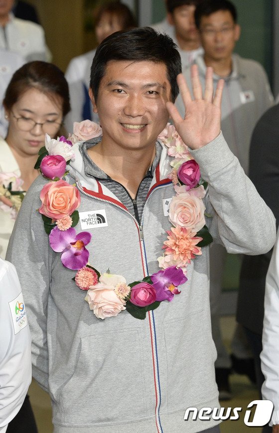 본문 이미지 - 24일 오전 인천국제공항에서 2016 브라질 리우 하계올림픽 대한민국 국가대표 선수단 입국하는 중 유승민 IOC 위원이 손을 흔들고 있다. 2016.8.24/뉴스1 ⓒ News1 안은나 기자