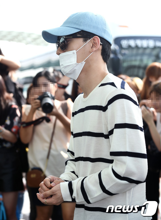 (인천공항=뉴스1스타) 고아라 기자 = 엑소(EXO) 첸이 24일 오전 해외 일정 차 인천국제공항을 통해 중국 선전으로 출국하기 위해 출국장으로 걸어가고 있다.