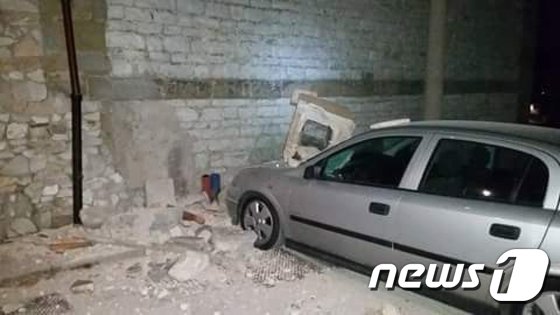 24일 이탈리아 중부에서 발생한 규모 6.2 지진으로  곳곳에서 피해가 속출했다. 지진이 일어나자 주차된 차량 위로 건물 돌덩어리가 쏟아져 내렸다. [출처=라레푸블리카 트위터]© News1