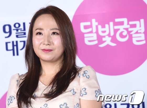 본문 이미지 - 김현주 감독이 지난 24일 오후 서울 용산CGV에서 열린 영화 '달빛궁궐'(김현주 감독) 언론시사회에 참석해 질문을 듣고 있다. ⓒ News1star DB