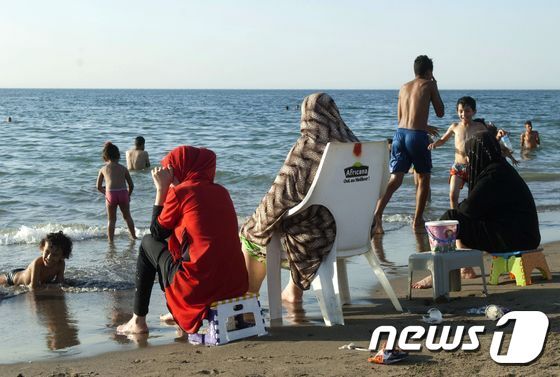 본문 이미지 - 알제리 해수욕장 풍경. ⓒ AFP=뉴스1