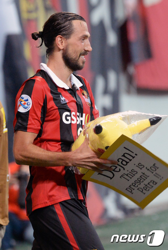 (서울=뉴스1) 최현규 기자 = 24일 오후 서울 마포구 상암월드컵경기장에서 열린 '2016 AFC 챔피언스 축구 리그 8강' FC서울 대 산둥 루넝의 경기 종료, 3:1로 승리한 …