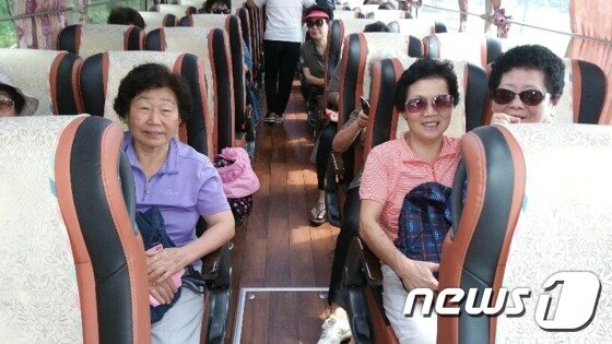 본문 이미지 - 지난 24일 오후 광명동굴 관람을 마친 김옥선 할머니(왼쪽에서 두번째)와 강선일 할머니(세번째) 등 일행이 투어버스 안에서 취재진에게 기념 포즈를 취하고 있다. ⓒ News1 조정훈 기자.