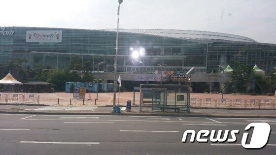 본문 이미지 - 지난 24일 오후 광명동굴에서 전통시장으로 이동하는 투어버스안에서 바라본  광명스피돔 경륜장. ⓒ News1 조정훈 기자.