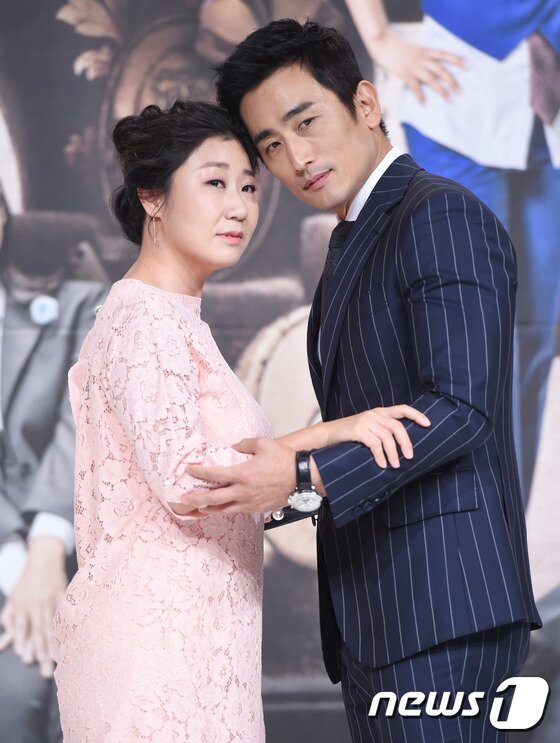 본문 이미지 - 배우 라미란, 차인표가 '월계수 양복점 신사들' 제작발표회에서 포즈를 취했다. ⓒ News1star / 권현진 기자