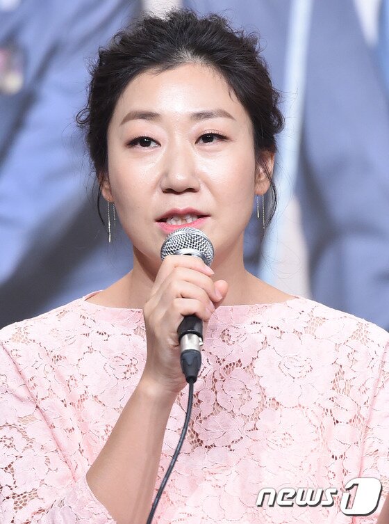 본문 이미지 - 배우 라미란이 25일 오후 서울 영등포 타임스퀘어에서 열린 KBS2 새 주말드라마 ‘월계수 양복점 신사들’(극본 구현숙/연출 황인혁) 제작발표회에 참석해 취재진 질문에 답하고 있다. ⓒ News1star / 권현진 기자