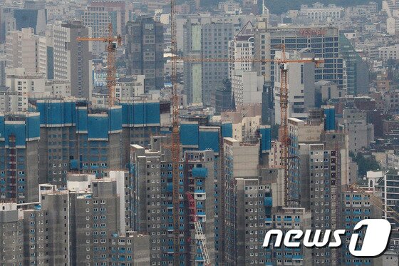 본문 이미지 - 서울 시내 신규 아파트 공사현장. 2016.8.25/뉴스1 ⓒ News1 임세영 기자