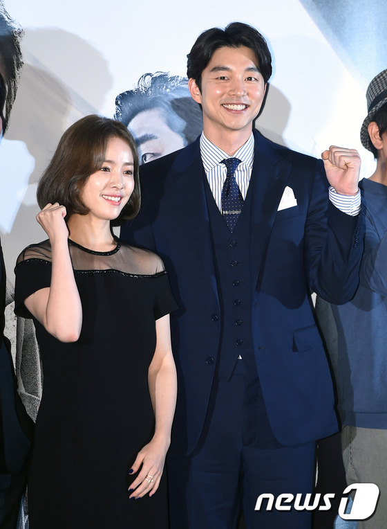 (서울=뉴스1스타) 고아라 기자 = 배우 한지민, 공유(오른쪽)가 25일 오후 서울 왕십리CGV에서 열린 영화 '밀정'(감독 김지운) 언론시사회에서 흥행을 위한 힘찬 파이팅을 외치 …