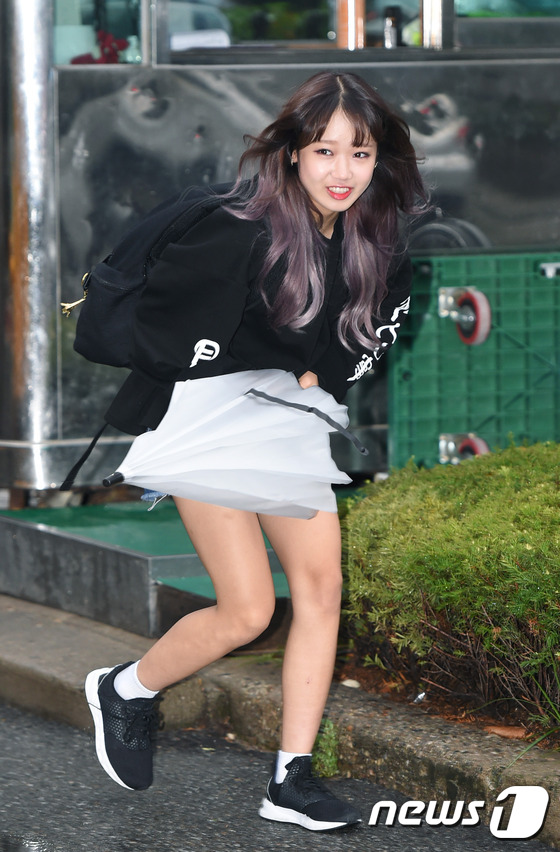 (서울=뉴스1스타) 권현진 기자 = IOI 최유정이 26일 오전 서울 여의도 KBS 신관 공개홀에서 열린 KBS2 '뮤직뱅크'(뮤뱅) 리허설을 하기 위해 방송국으로 들어서며 인사를 …