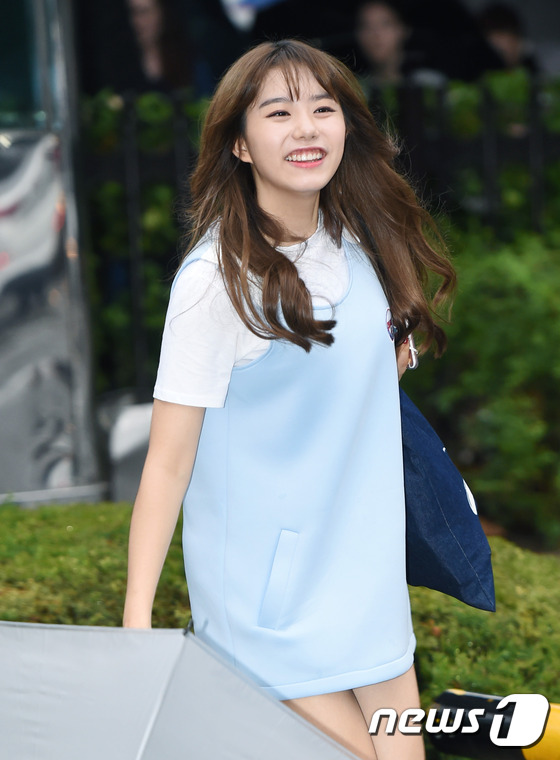 (서울=뉴스1스타) 권현진 기자 = IOI 김소혜가 26일 오전 서울 여의도 KBS 신관 공개홀에서 열린 KBS2 '뮤직뱅크'(뮤뱅) 리허설을 하기 위해 방송국으로 들어서며 미소를 …