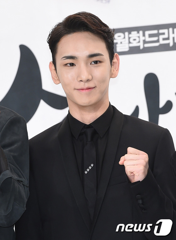 (서울=뉴스1스타) 고아라 기자 = 샤이니 키가 26일 오전 서울 영등포 타임스퀘어 아모리스홀에서 열린 tvN '혼술남녀'(극본 명수현, 연출 최규식) 제작발표회에 참석해 파이팅 …