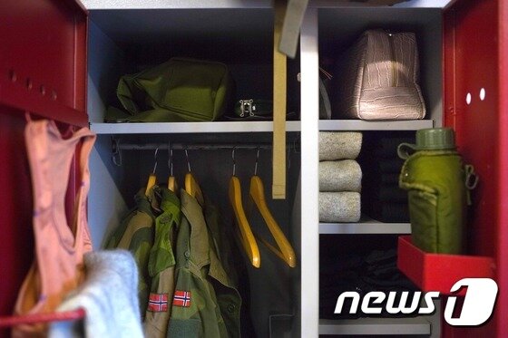 본문 이미지 - 여성 신병 진 그림스부의 관물대 내부 모습. 핑크색 화장품 파우치가 눈에 띈다. ⓒ AFP=뉴스1