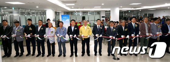 본문 이미지 - 26일 강원대학교 도계캠퍼스에서 열린 가온생활관 개관식에서 김헌영 강원대 총장과 김양호 삼척시장, 권정복 삼척시의원 등이 테이프 커팅식을 진행하고 있다. 가온생활관은 총 사업비 261억4400만원을 들여 지상 16~18층 2개동 규모로 조성됐으며 320실 636명의 대학생이 수용 가능하다. (삼척시 제공) 2016.8.26/뉴스1 ⓒ News1 서근영 기자