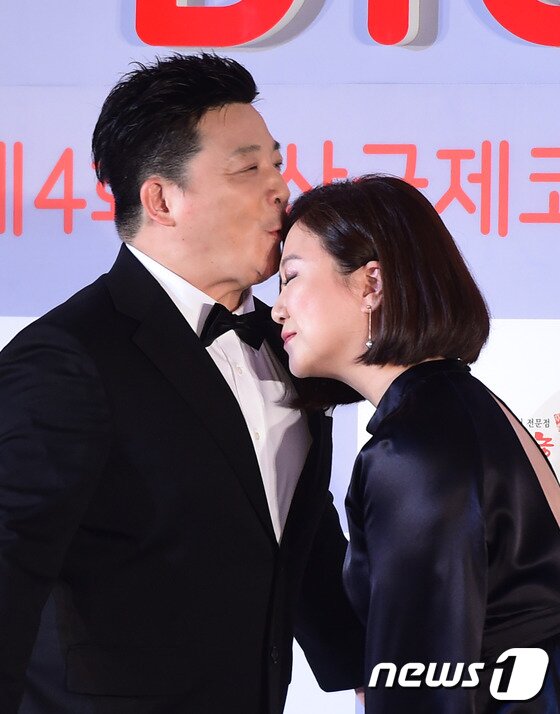 본문 이미지 - '님과 함께 2'에서 가상 부부로 활약한 윤정수(왼쪽)와 김숙. ⓒ News1