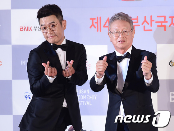 (부산=뉴스1스타) 권현진 기자 = 개그맨 김대희, 전유성(오른쪽)이 26일 오후 부산광역시 해운대구 영화의전당에서 열린 ‘제4회 부산국제코미디페스티벌’에 참석해 미니하트를 그리고 …