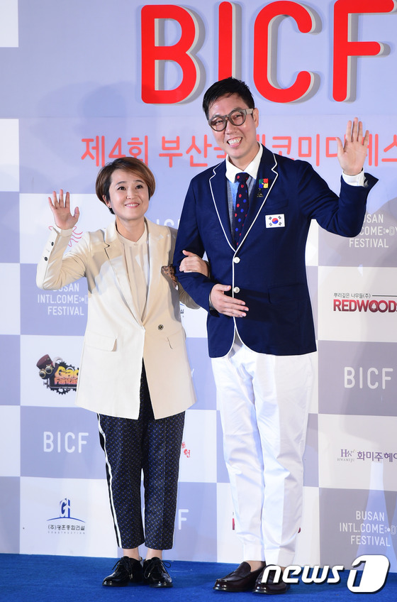 (부산=뉴스1스타) 권현진 기자 = 개그맨 송은희, 김영철(오른쪽)이 26일 오후 부산광역시 해운대구 영화의전당에서 열린 ‘제4회 부산국제코미디페스티벌’에 참석해 포즈를 취하고 있 …