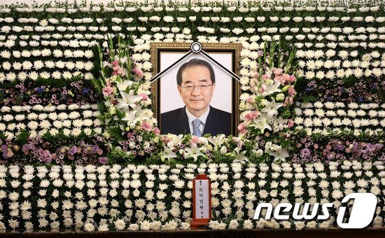 본문 이미지 - 신동빈 롯데그룹 회장이 27일 오전 서울 송파구 아산병원 장례식장에 마련된 故 이인원 부회장의 빈소를 찾아 조문했다. 이 부회장은 검찰 조사를 앞두고 지난 26일 스스로 목숨을 끊은채 발견됐다. (사진공동취재단) 2016.8.27/뉴스1 ⓒ News1 사진공동취재단