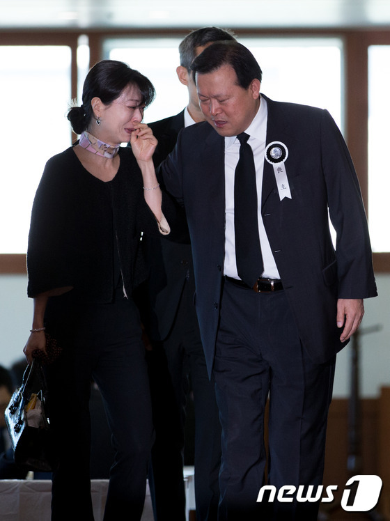 (서울=뉴스1) 사진공동취재단 = 신영자 롯데장학재단 이사장의 딸 장선윤 롯데호텔 상무(왼쪽)가 27일 서울 풍납동 서울아산병원 장례식장에 마련된 고(故) 이인원 롯데 부회장의 빈 …