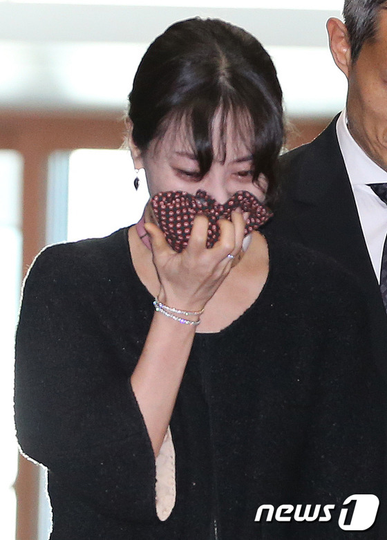 (서울=뉴스1) 사진공동취재단 = 신영자 롯데장학재단 이사장의 딸 장선윤 롯데호텔 상무(왼쪽)가 27일 서울 풍납동 서울아산병원 장례식장에 마련된 고(故) 이인원 롯데 부회장의 빈 …