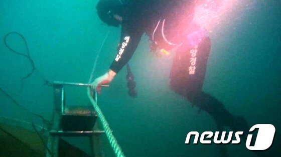 본문 이미지 - 8월27일 오전 9시10분쯤 제주시 조천읍 조천포구 앞 0.9㎞ 해상에서 연안복합어선 W호(2.99t)가 침몰된 채 발견돼 해경이 W호에 타있던 선장 안모씨(59)를 찾고 있다. 안씨는 26일 오후 4시 조업에 나섰다 연락이 두절된 것으로 알려졌다. (제주해양경비안전서 제공) 2016.08.27/뉴스1 ⓒ News1