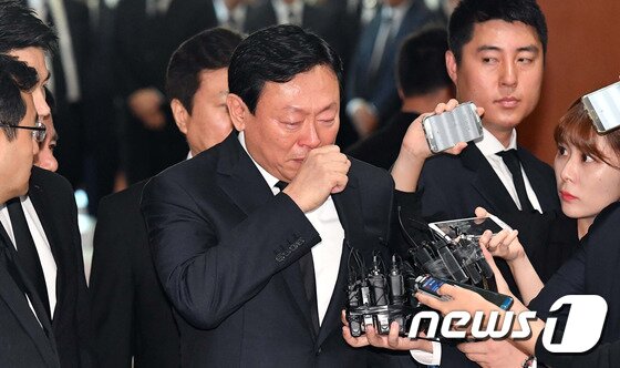 본문 이미지 - 신동빈 롯데그룹 회장이 27일 오전 故 이인원 롯데그룹 부회장의 빈소가 마련된 서울 풍납동 서울아산병원 장례식장을 찾아 조문한 뒤 장례식장을 나서고 있다.(사진공동취재단) 2016.8.27/뉴스1 ⓒ News1 사진공동취재단