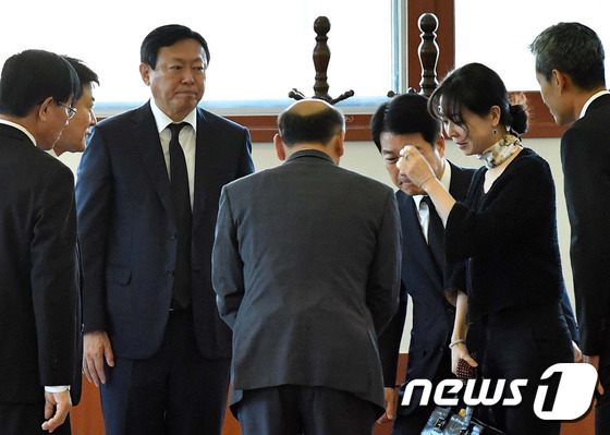 (서울=뉴스1) 사진공동취재단 = 신동빈 롯데그룹 회장을 비롯한 임직원들이 27일 서울 풍납동 서울아산병원 장례식장에 마련된 고(故) 이인원 롯데 부회장의 빈소를 찾아 조문을 마친 …