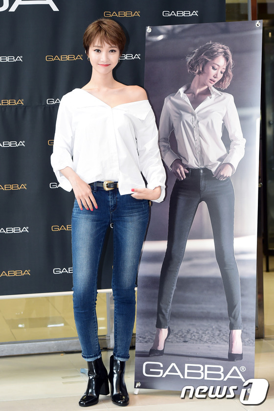 (서울=뉴스1스타) 권현진 기자 = 배우 고준희가 28일 오후 서울 롯데백화점 노원점에서 열린 사인회에 참석해 포스터 앞에서 포즈를 취하고 있다.