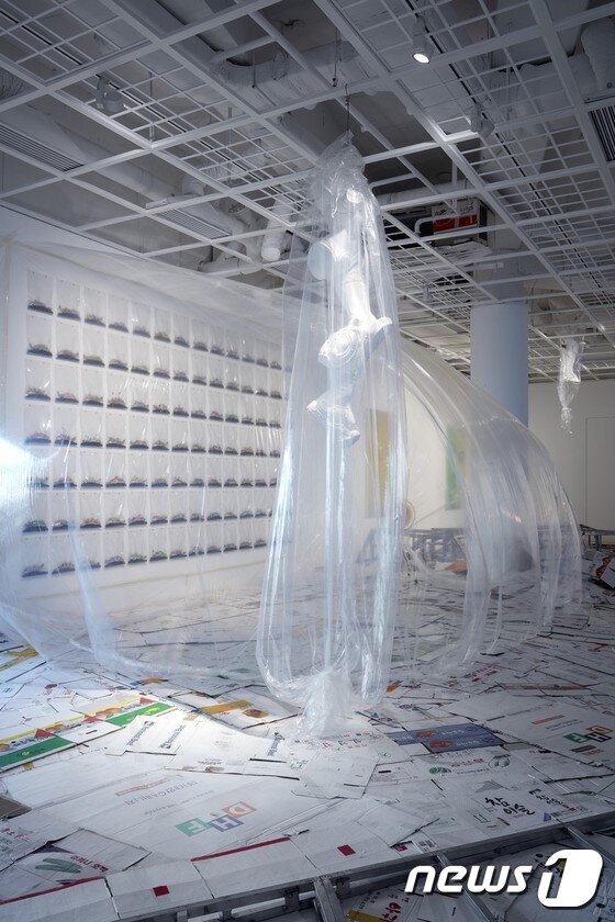 본문 이미지 - 연작전'커넥트1:스틸 액츠' 중 '장엄한 광채' 전시전경 ⓒ News1