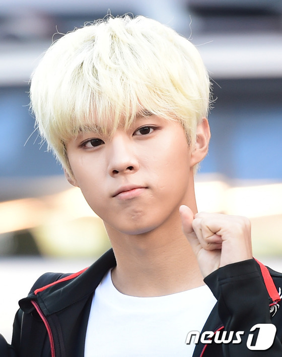 (고양=뉴스1스타) 권현진 기자 = 업텐션 우신이 29일 오전 고양실내체육관에서 열린 추석특집 2016 아이돌스타 육상 리듬체조 풋살 양궁 선수권대회에 참석해 파이팅을 외치고 있다 …