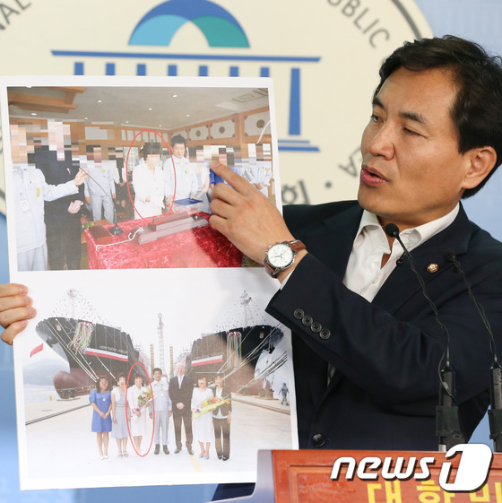 (서울=뉴스1) 허경 기자 = 김진태 새누리당 의원이 29일 서울 여의도 국회 정론관에서 대우조선해양이 국내 유력언론인에게 전세기가 포함된 호화 출장 접대 관련 추가 기자회견을 하 …