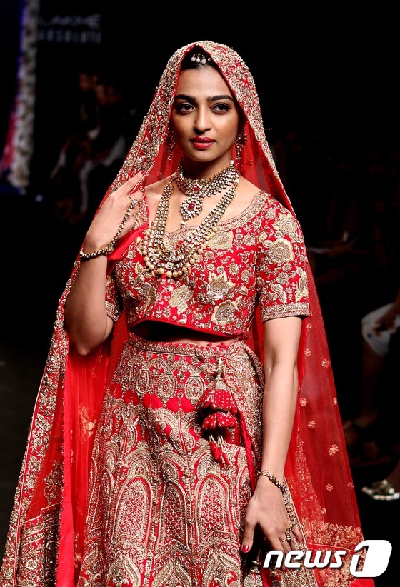 (뭄바이 AFP=뉴스1) 최종일 기자 = 인도의 여배우 라드히카 압테가 28일(현지시간) 인도 뭄바이에서 열린 '라크메 패션 위크(LFW)'에서 의상을 선보이고 있다. ⓒ AFP= …