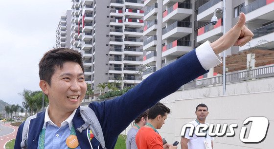 본문 이미지 - 한국 선수로는 두 번째 IOC 선수위원에 도전하는 탁구 유승민이 2일&#40;현지시간&#41; 리우데자네이루에 위치한 올림픽 선수촌을 방문해 지인들과 인사를 나누고 있다.2016.8.2/뉴스1 ⓒ News1 이동원 기자