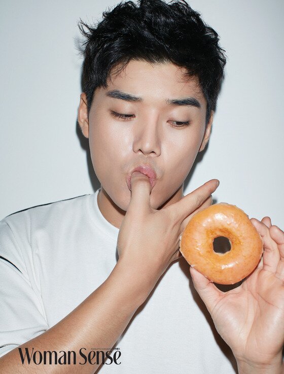 본문 이미지 - 권혁수가 도넛을 소품으로 활용해 화보 촬영에 임했다. ⓒ News1star / 우먼센스