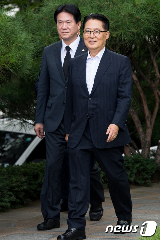 (서울=뉴스1) 유승관 기자 = 박지원 국민의당 비상대책위원장이 30일 서울 동작구 국립현충원에서 고 김대중 전 대통령 묘소를 참배하기 위해 이동하고 있다. 2016.8.30/뉴스 …