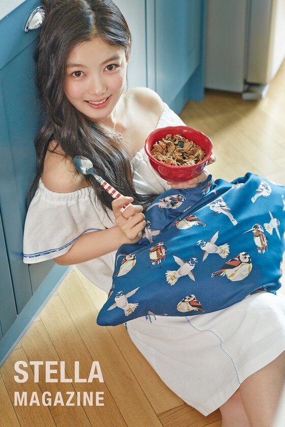 본문 이미지 - 배우 김유정이 화보를 통해 색다른 매력을 과시했다.ⓒ News1star / 스텔라매거진