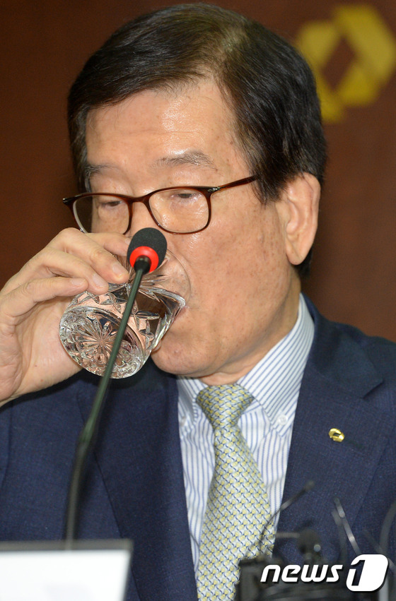 (서울=뉴스1) 황기선 기자 = 이동걸 KDB산업은행 회장이 30일 서울 영등포구 여의도 산업은행 본점 대회의실에서 한진해운 추가 자금 지원관련 긴급 채권단 회의 브리핑 도중 물을 …