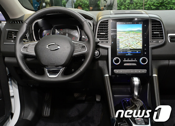 (서울=뉴스1) 박세연 기자 = 31일 서울 논현동 플랫폼-L 컨템포러리 아트센터에서 르노삼성자동차가 SUV QM6 출시행사를 갖고 대표이사가 QM6를 공개하고 있다.다음달 2일 …